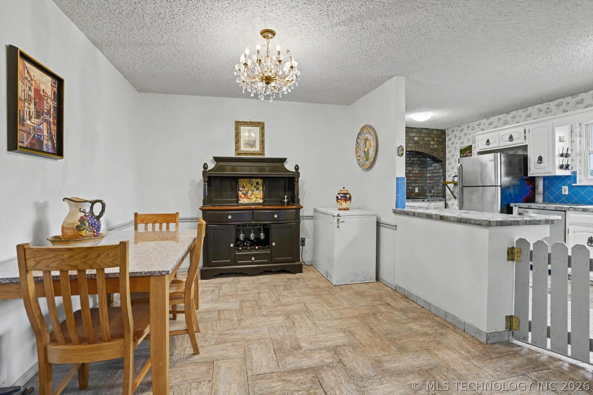 868 W Commercial Street