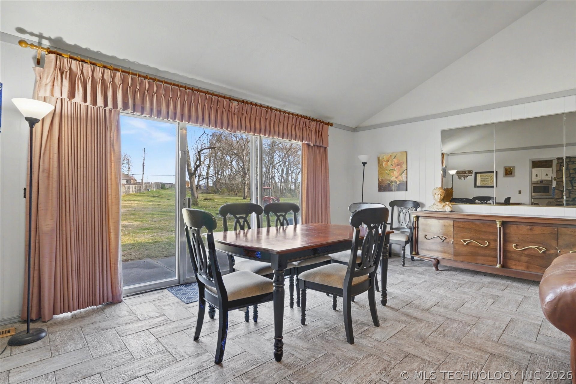 868 W Commercial Street