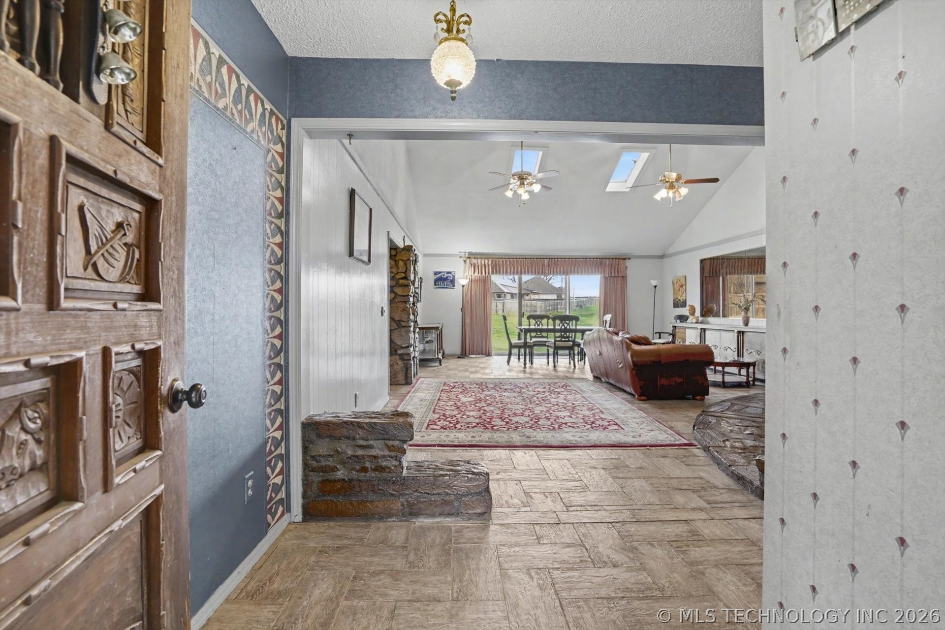 868 W Commercial Street