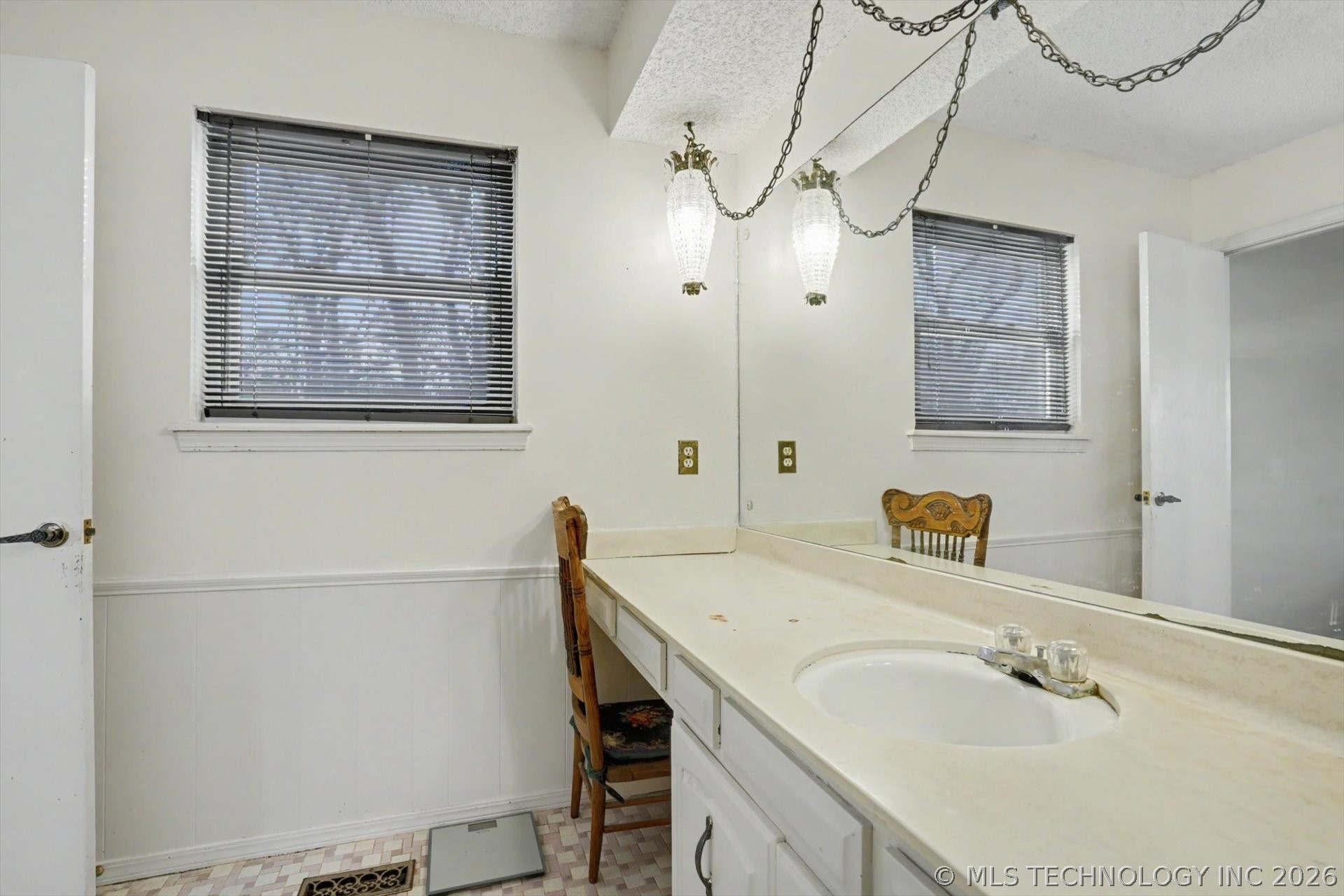 868 W Commercial Street