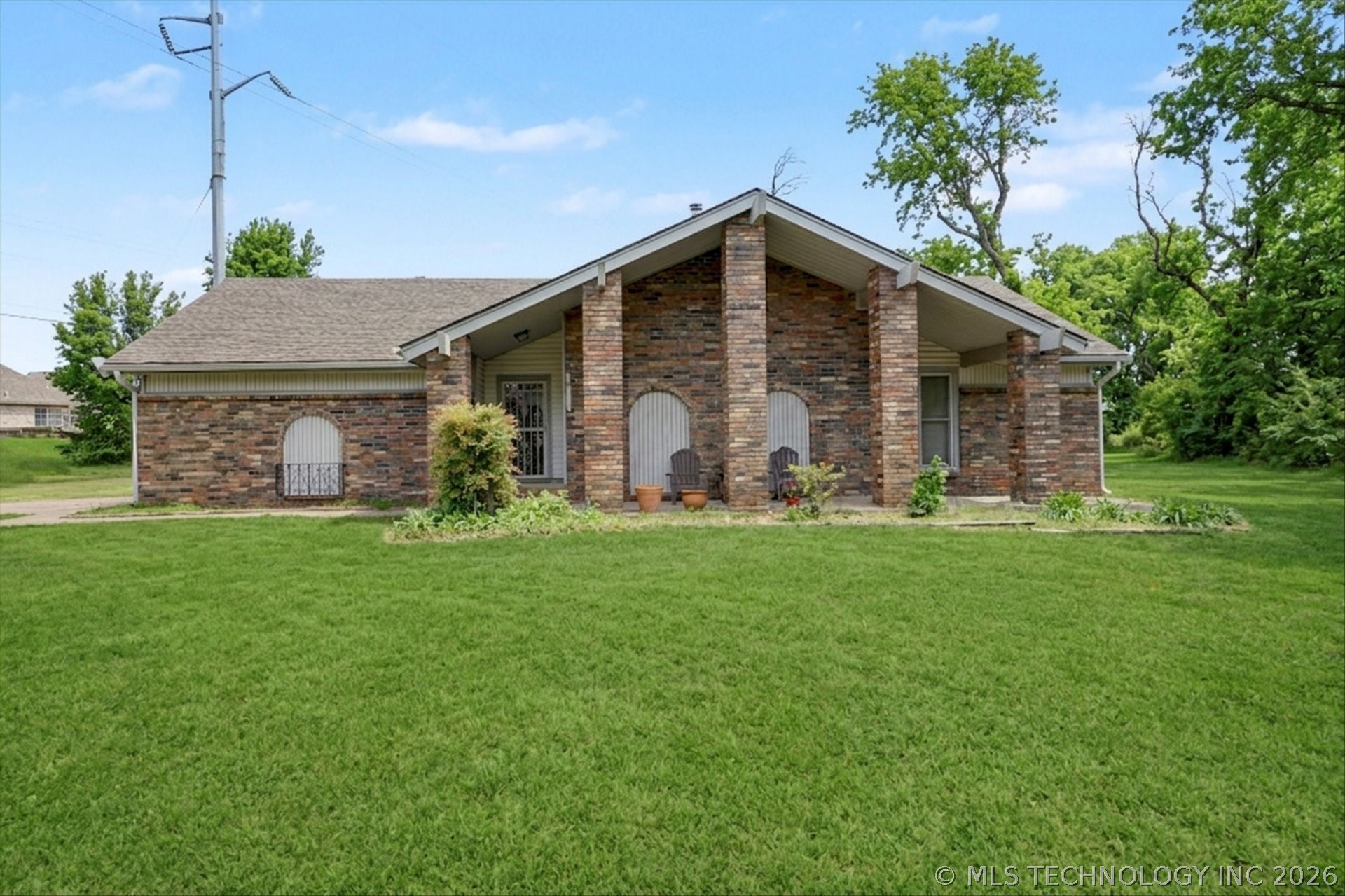 868 W Commercial Street