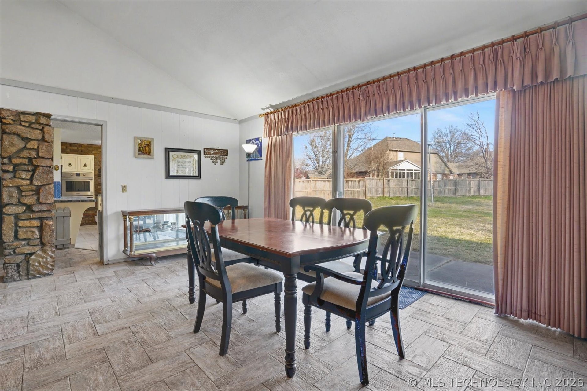 868 W Commercial Street