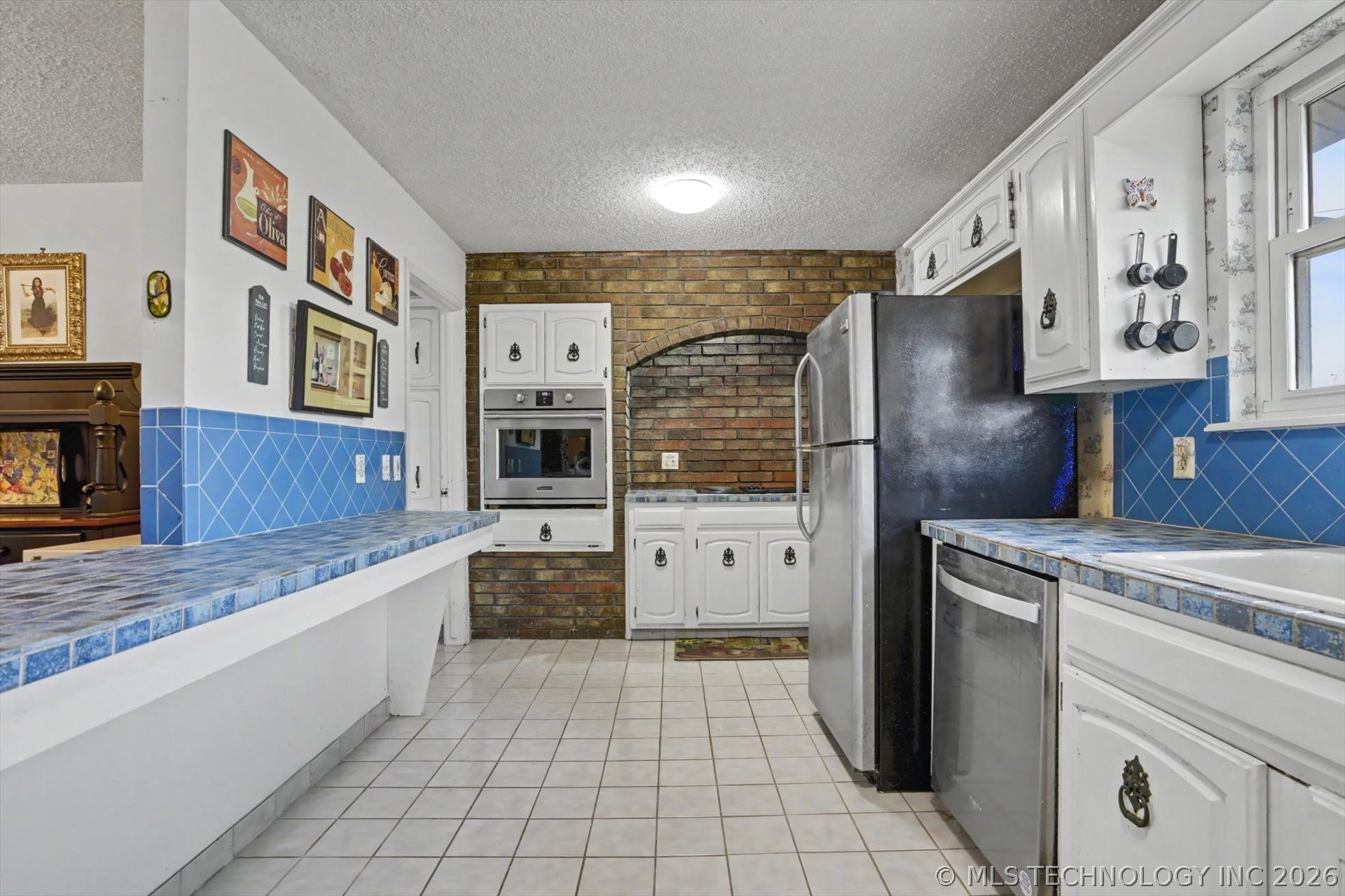 868 W Commercial Street