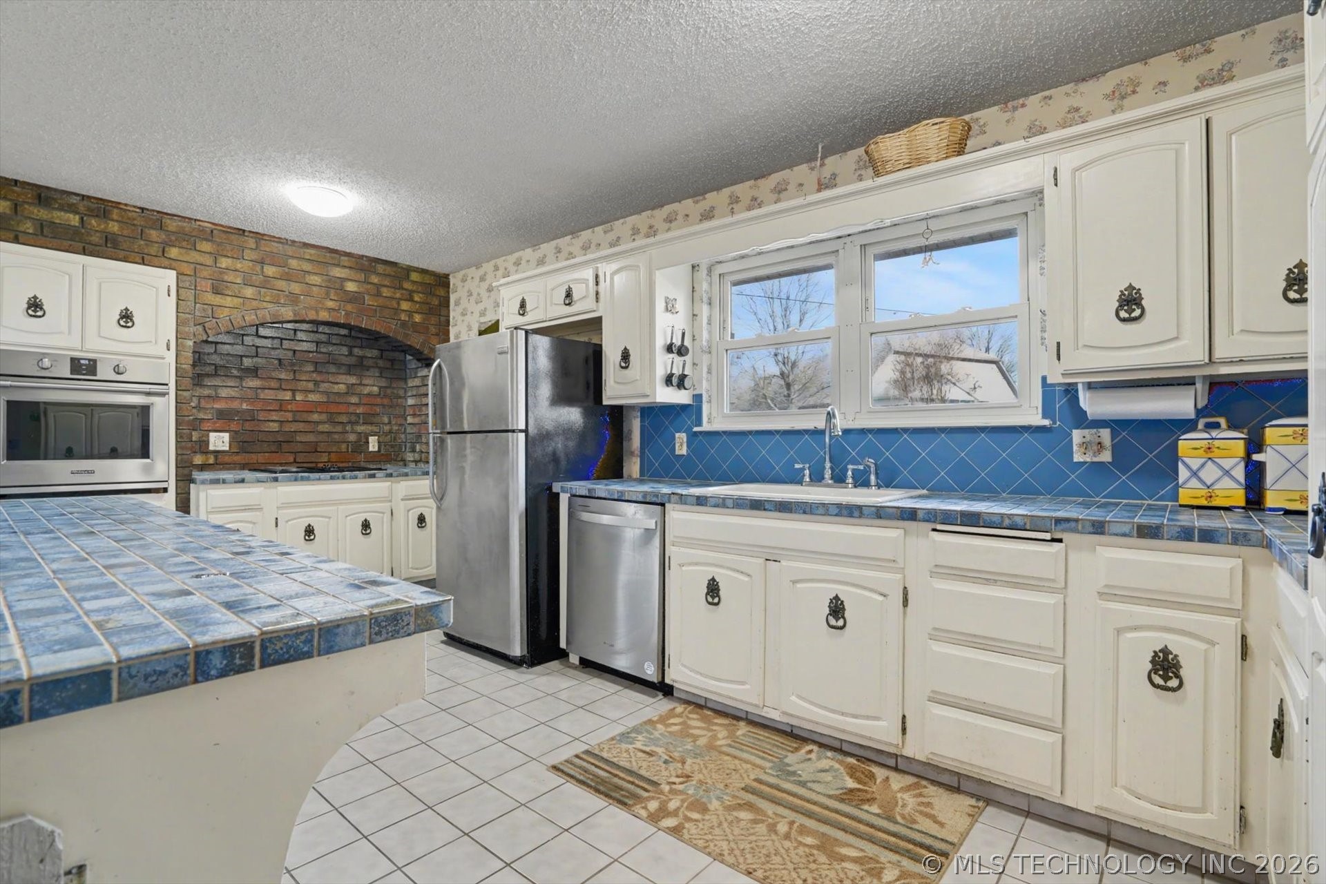 868 W Commercial Street