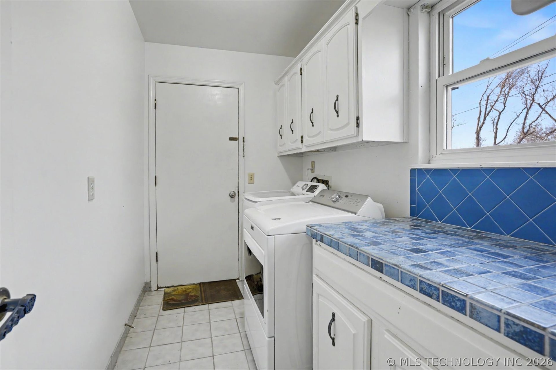 868 W Commercial Street