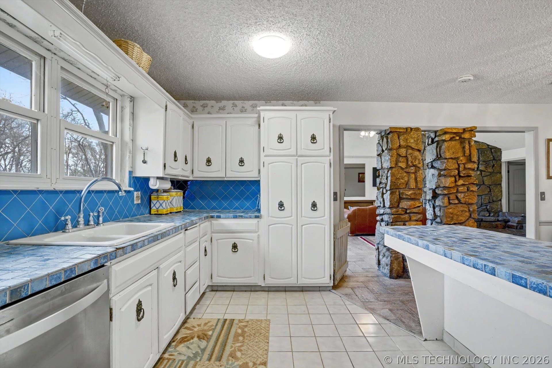 868 W Commercial Street