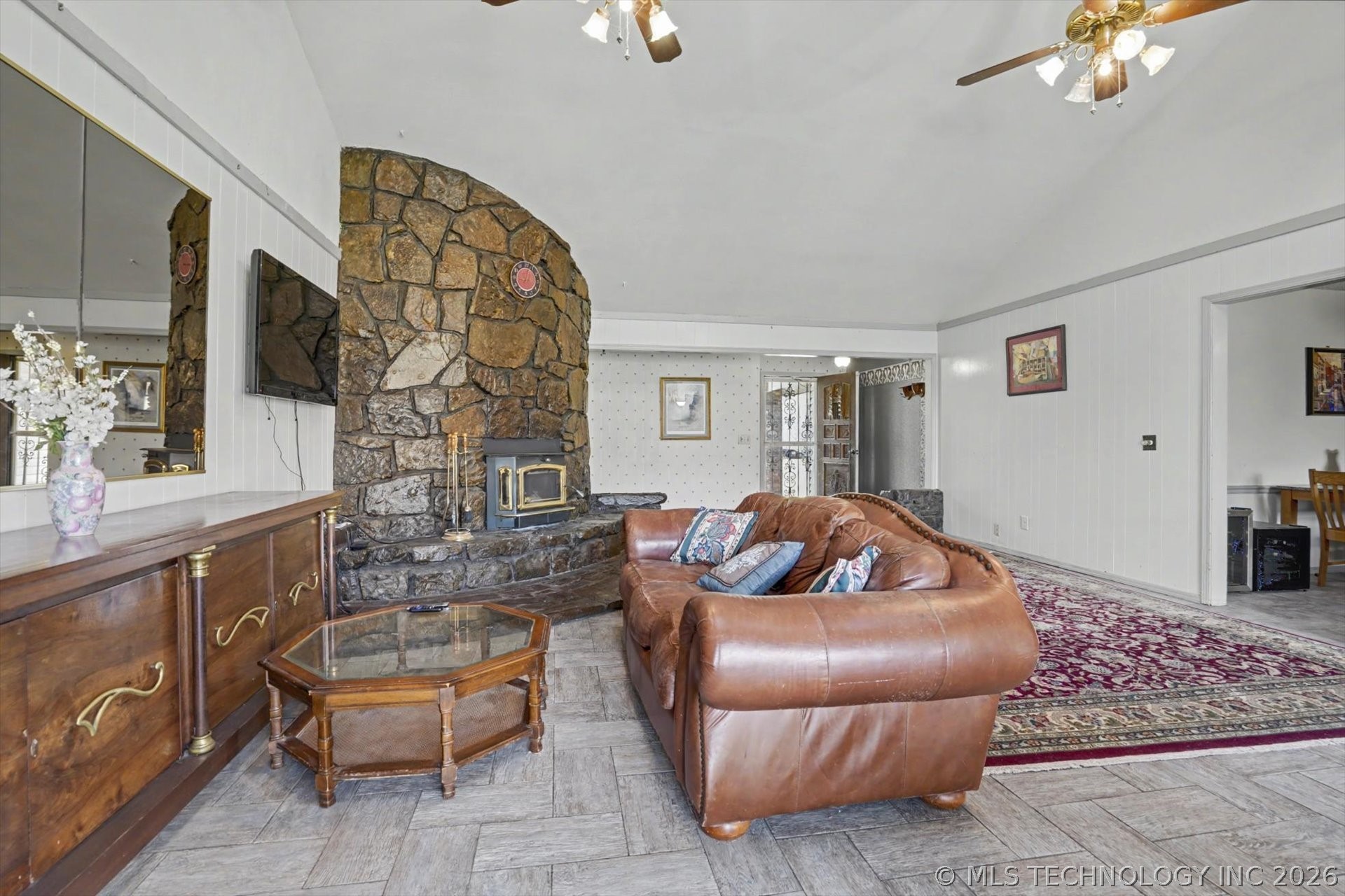 868 W Commercial Street