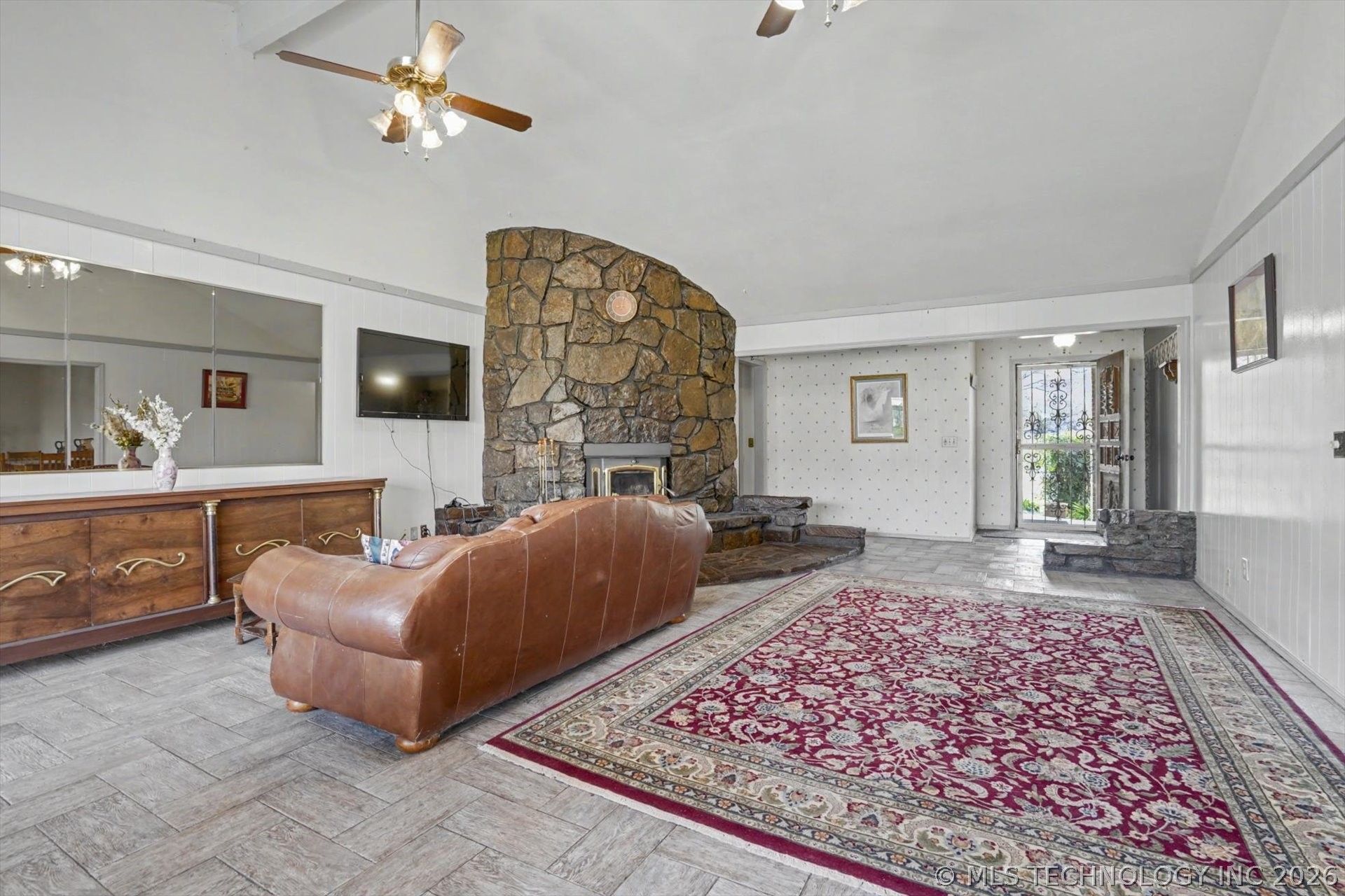 868 W Commercial Street