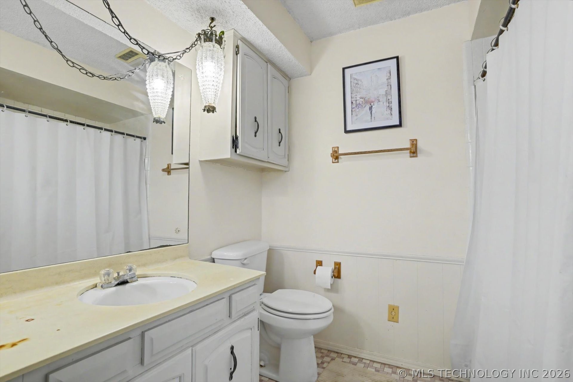 868 W Commercial Street