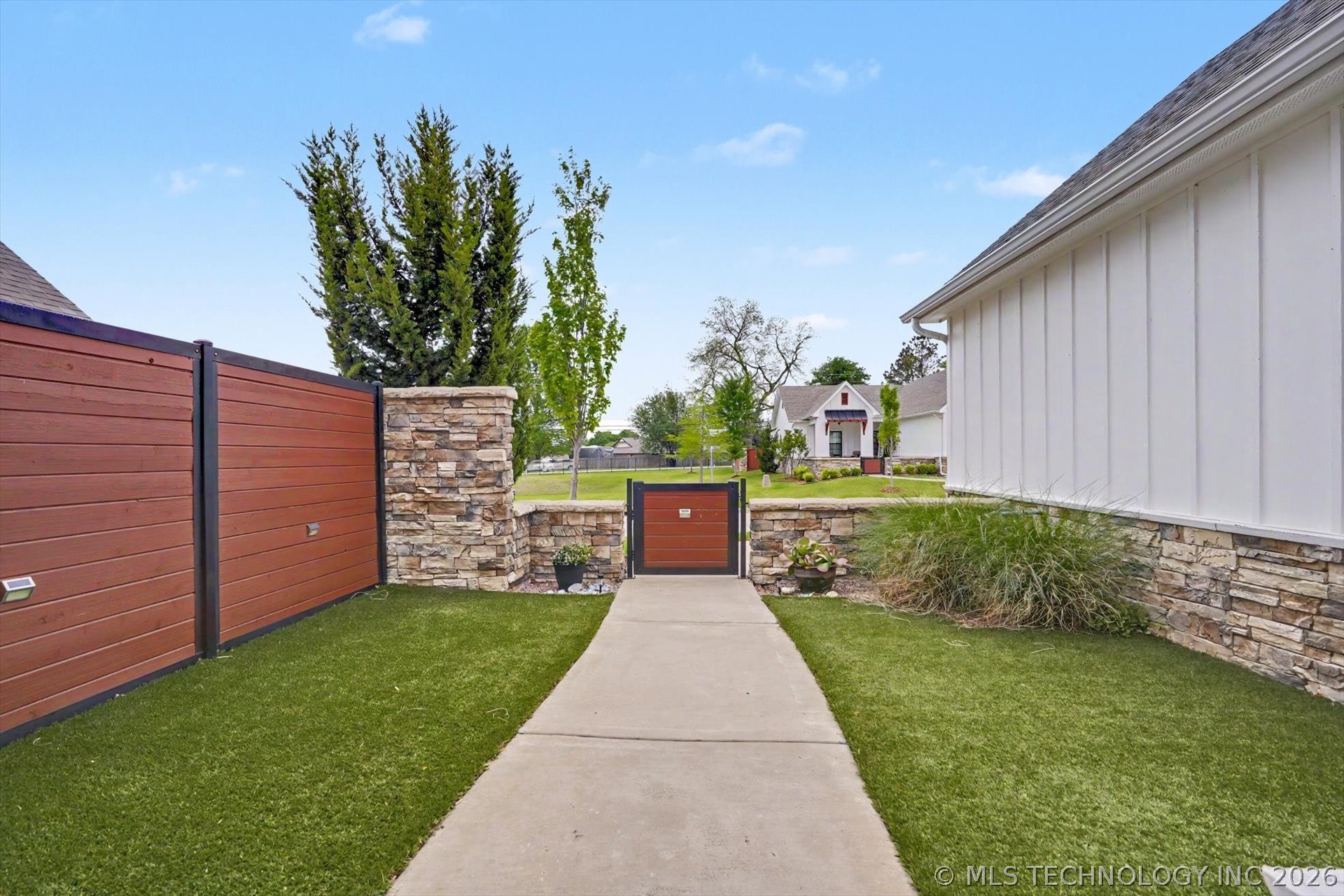 1912 W Imperial Place