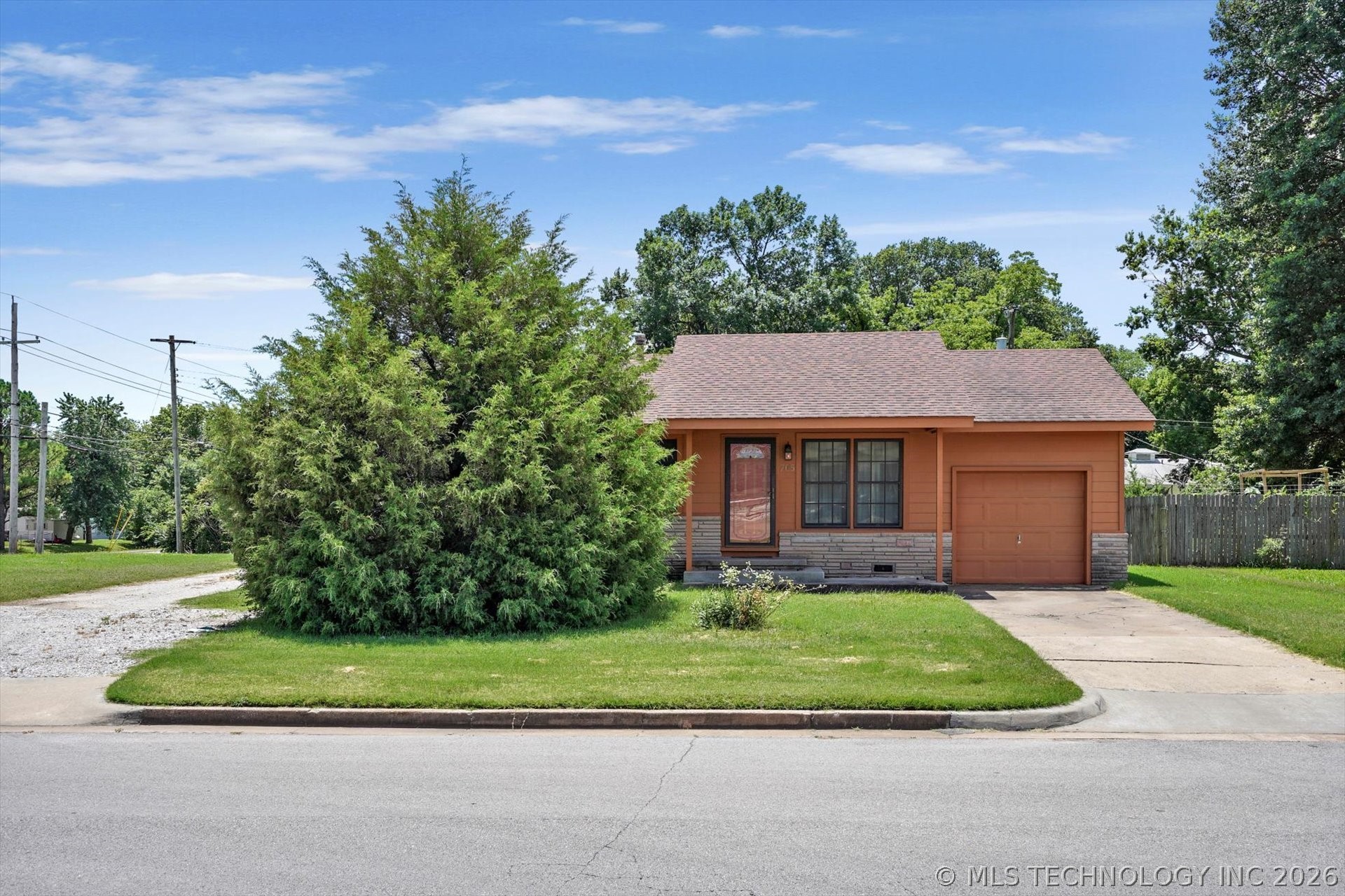 705 W Hartford Place