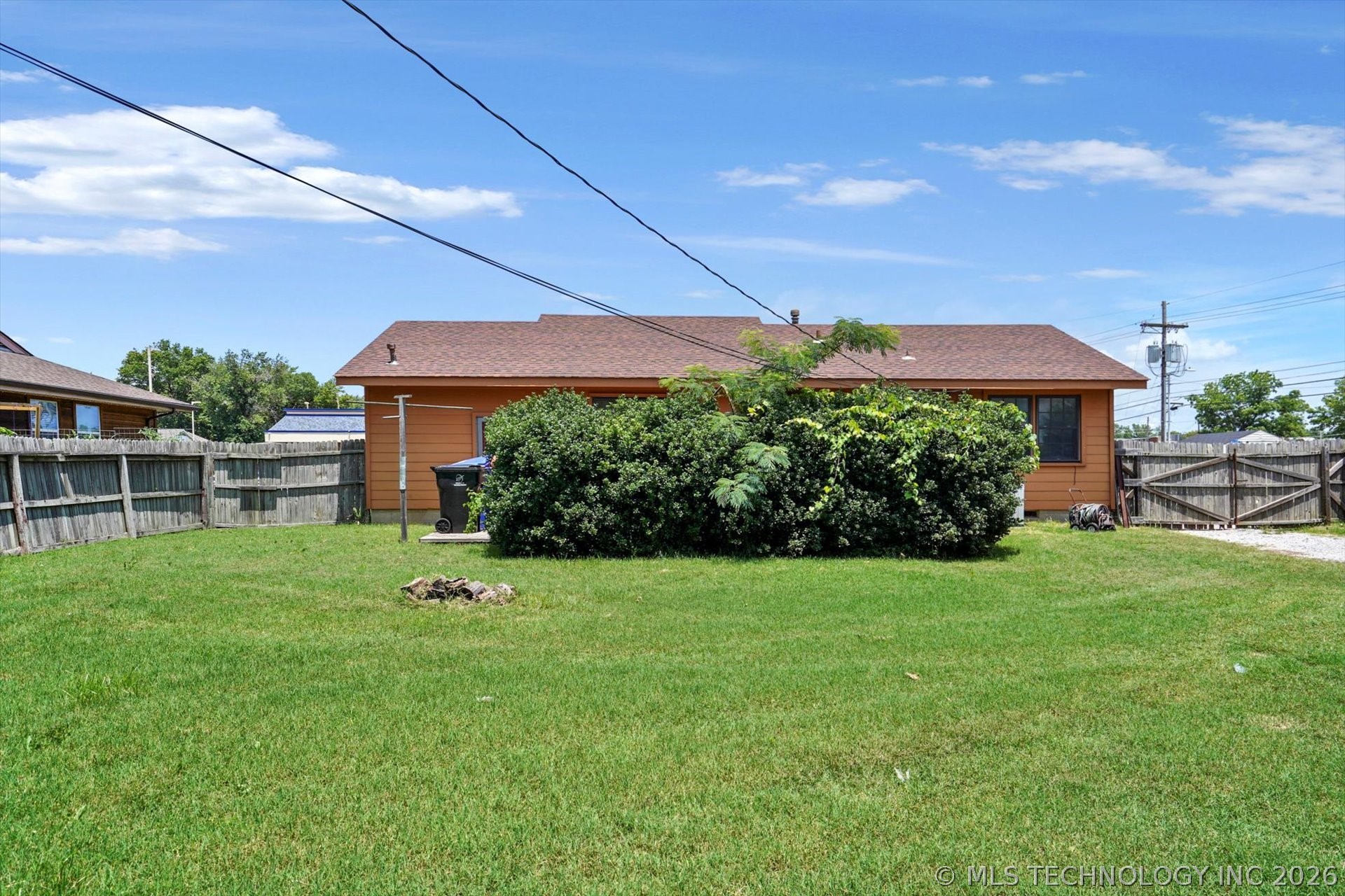 705 W Hartford Place
