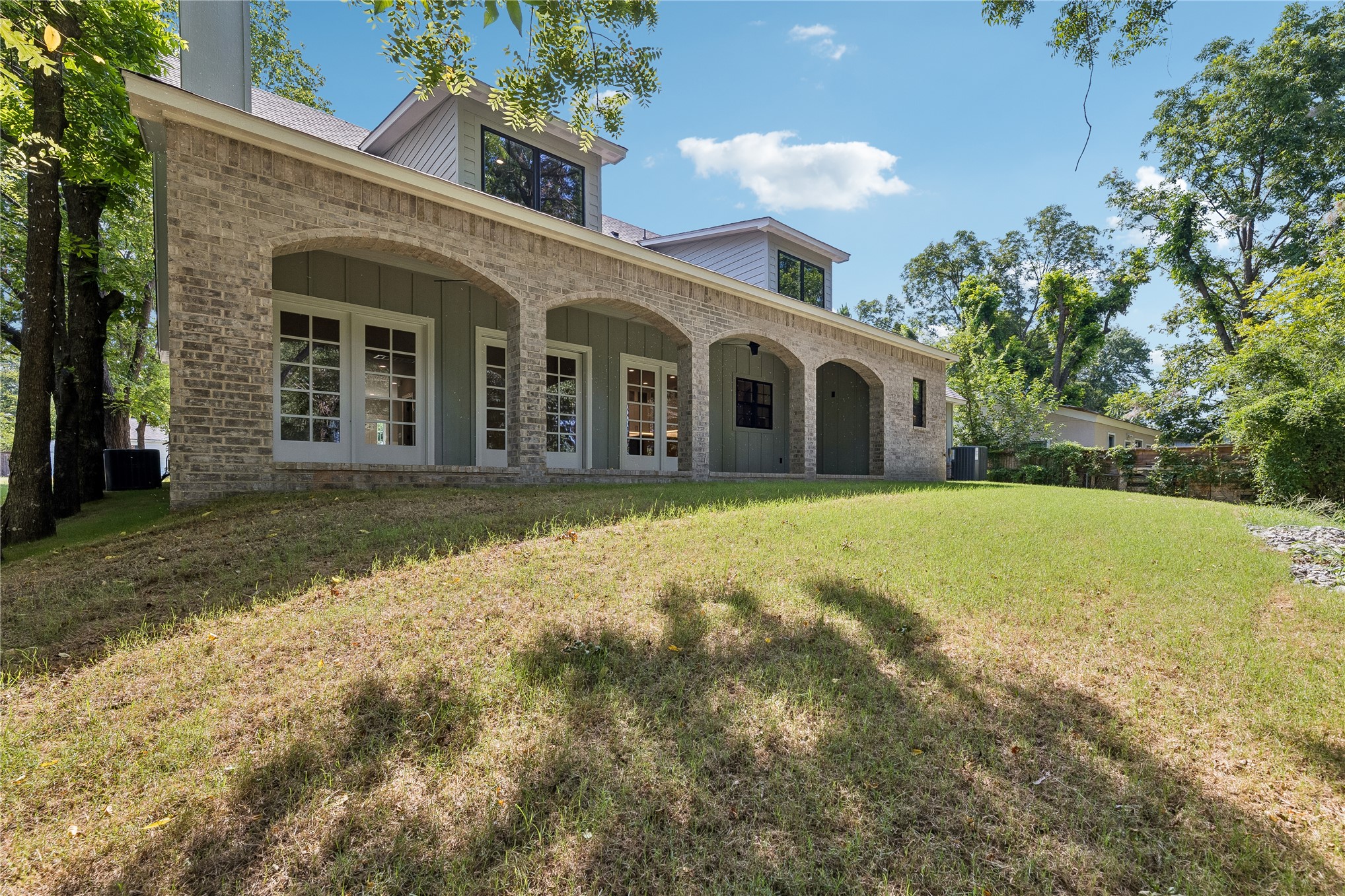 810 N Cedar Avenue