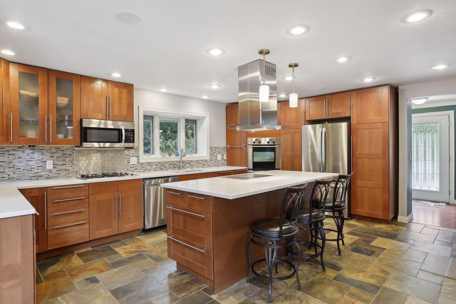 660 Lexington Parkway S