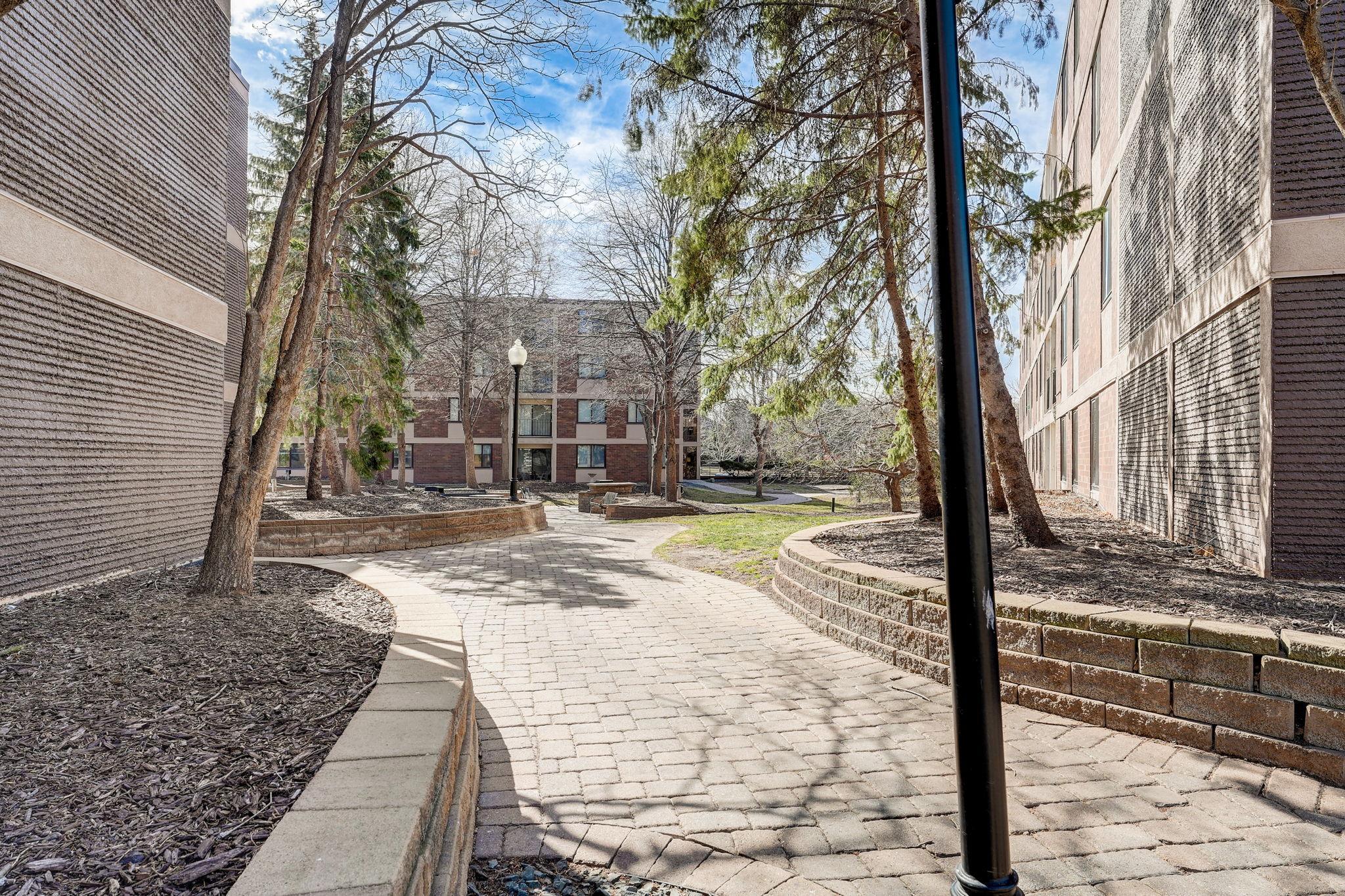 7200 York Avenue S Unit: 208