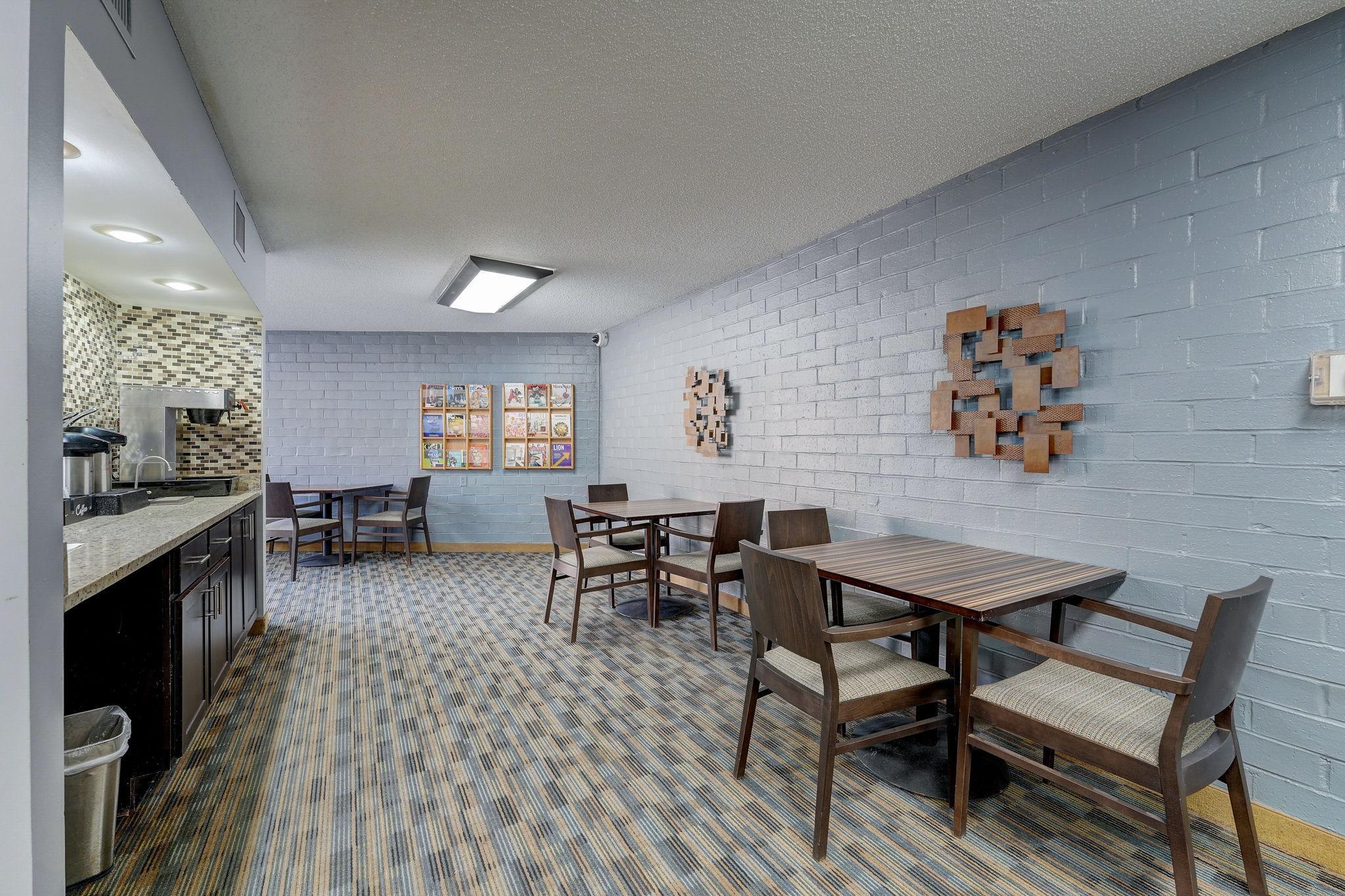 7200 York Avenue S Unit: 208