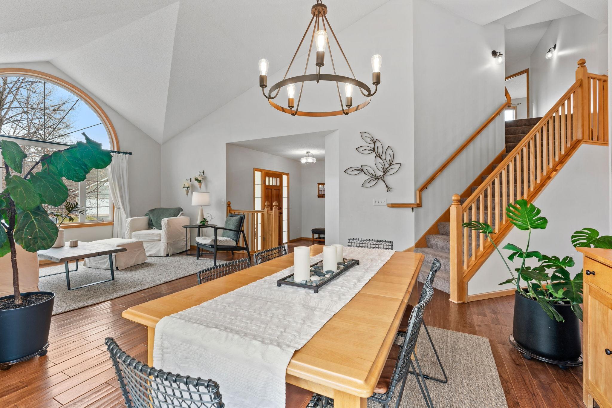 4574 Hummingbird Trail NE
