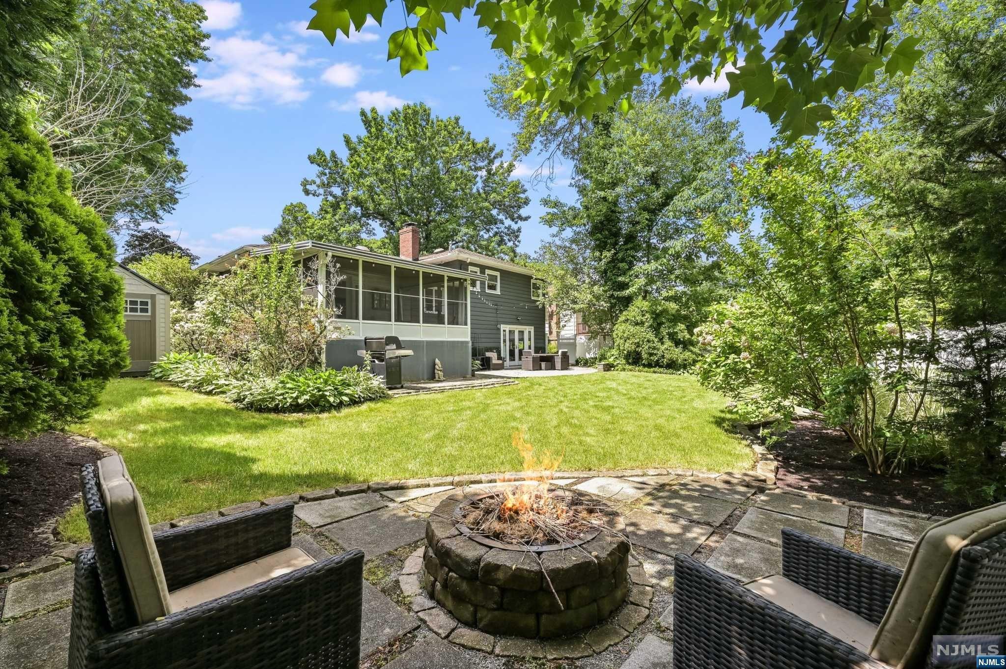 990 Woodland Avenue