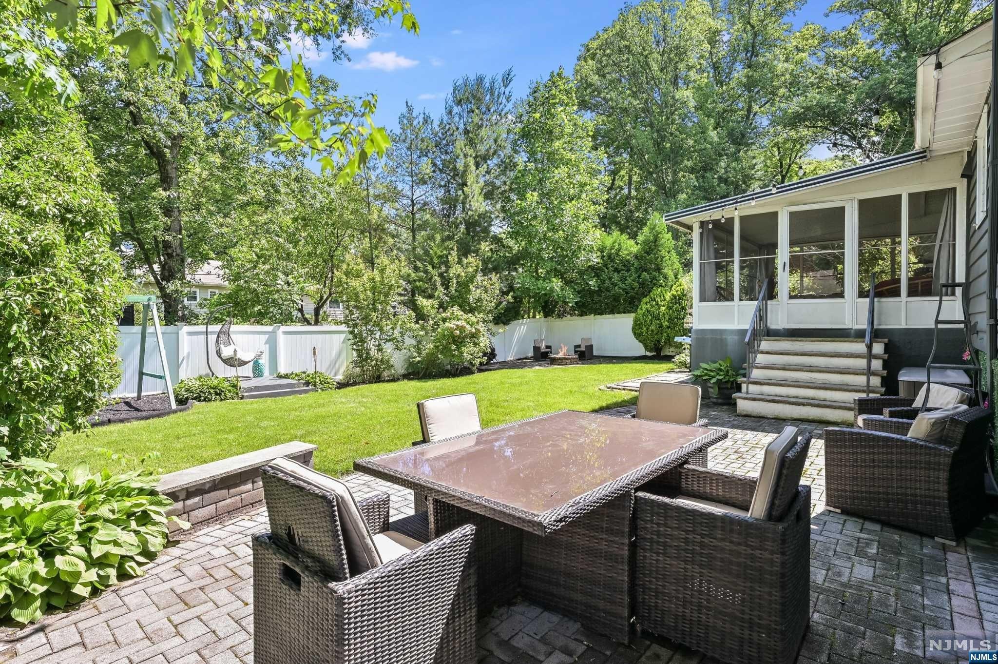 990 Woodland Avenue