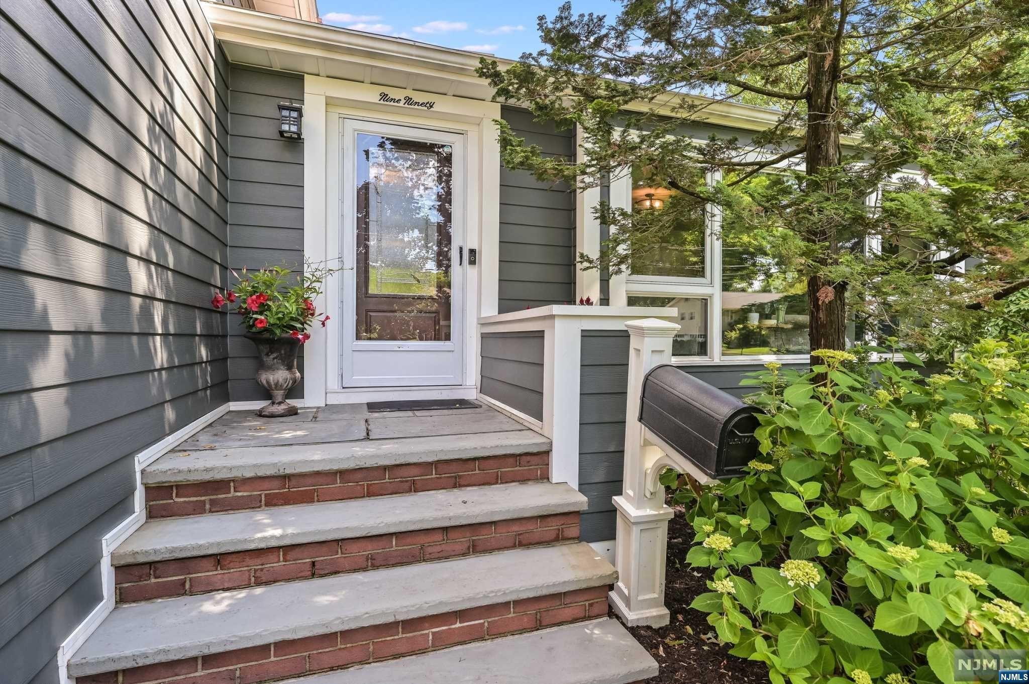 990 Woodland Avenue