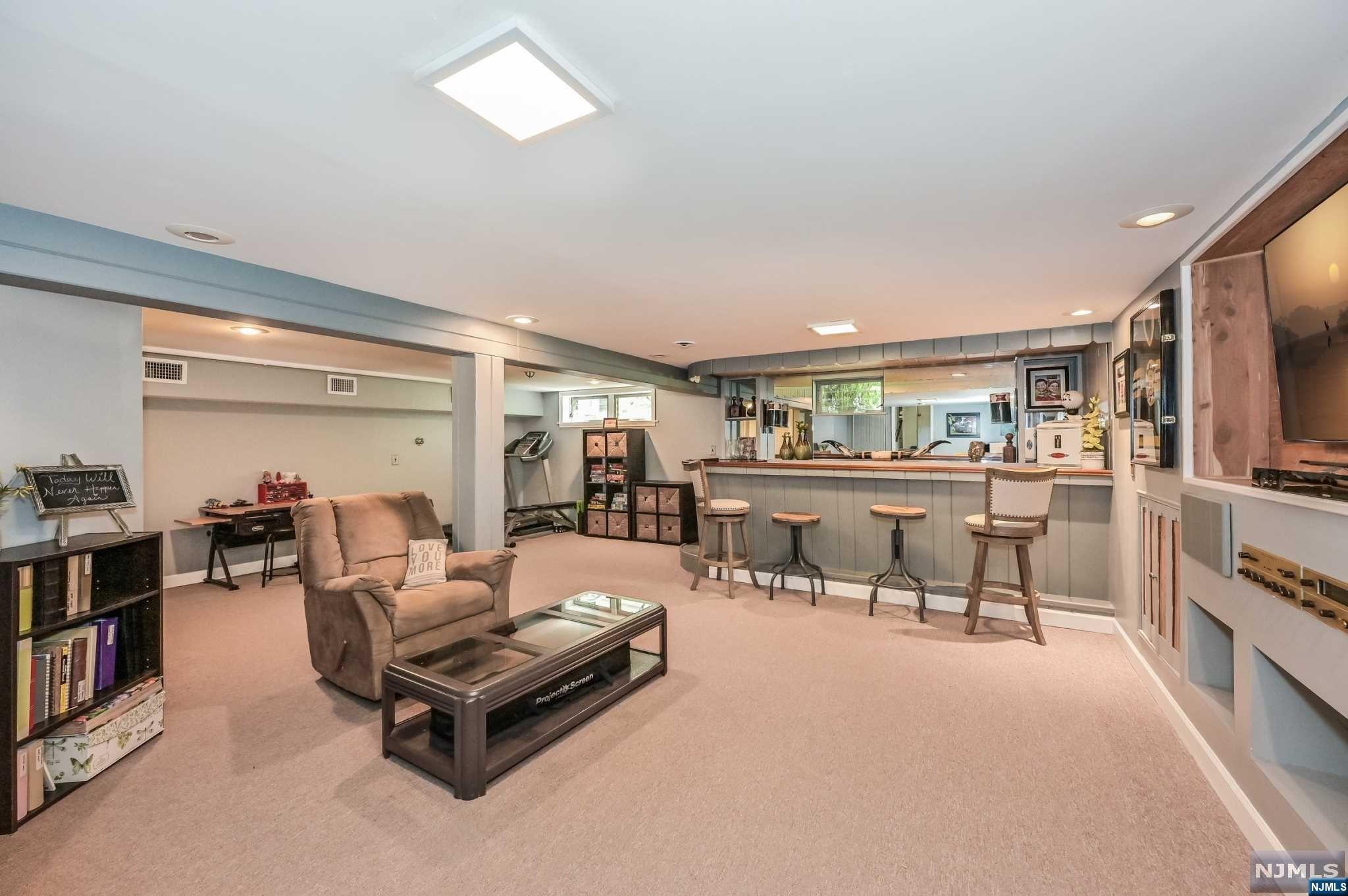 990 Woodland Avenue
