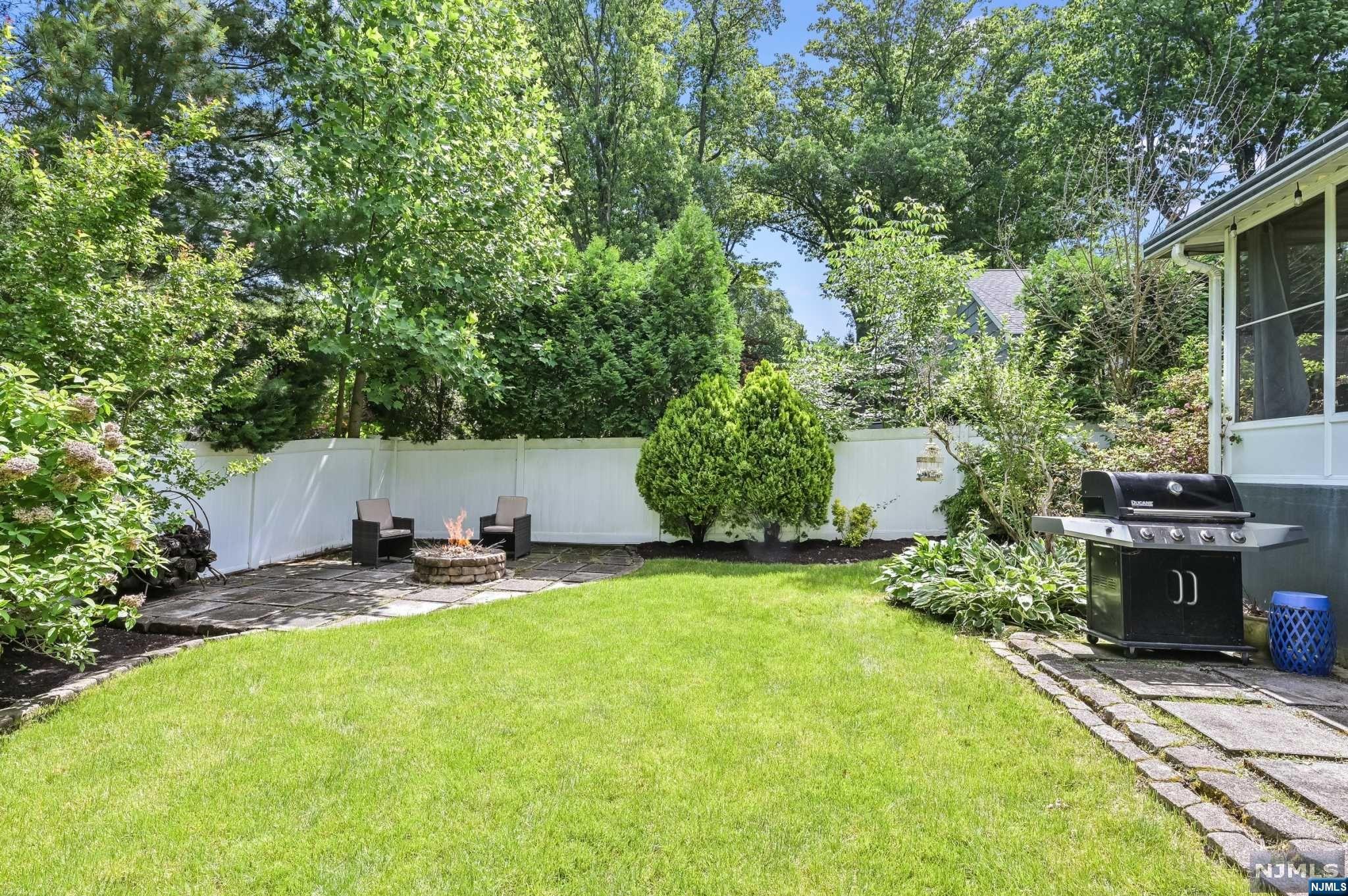 990 Woodland Avenue