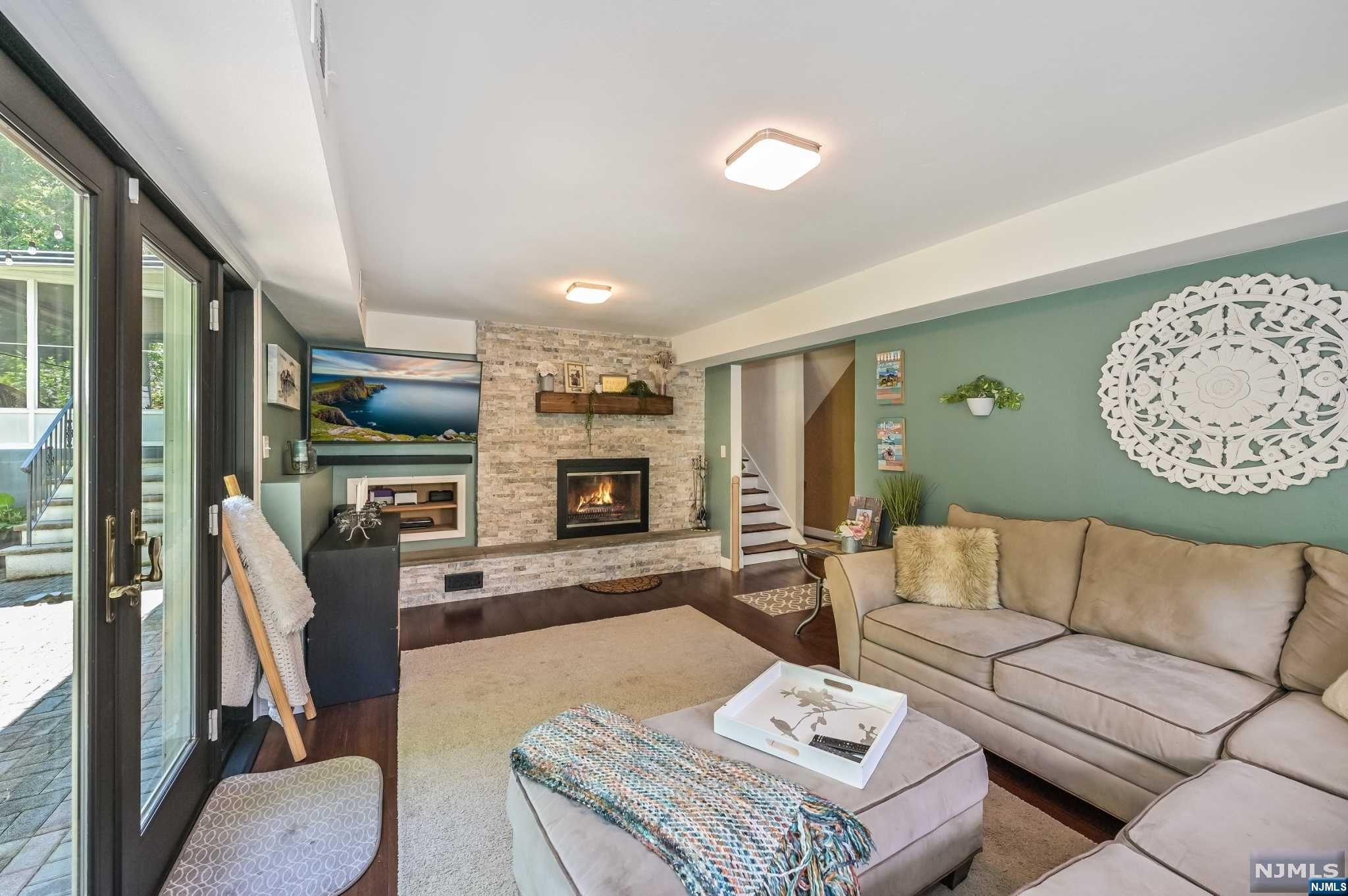 990 Woodland Avenue