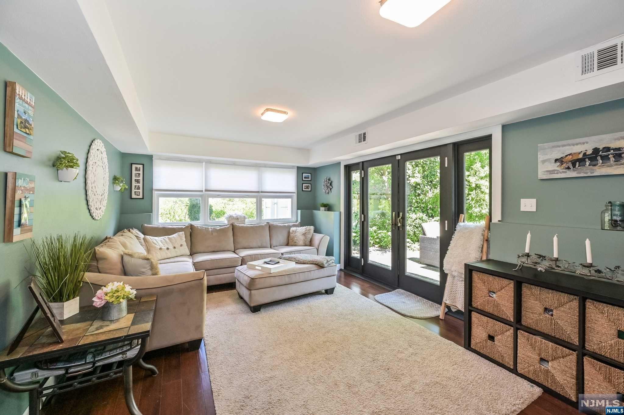 990 Woodland Avenue