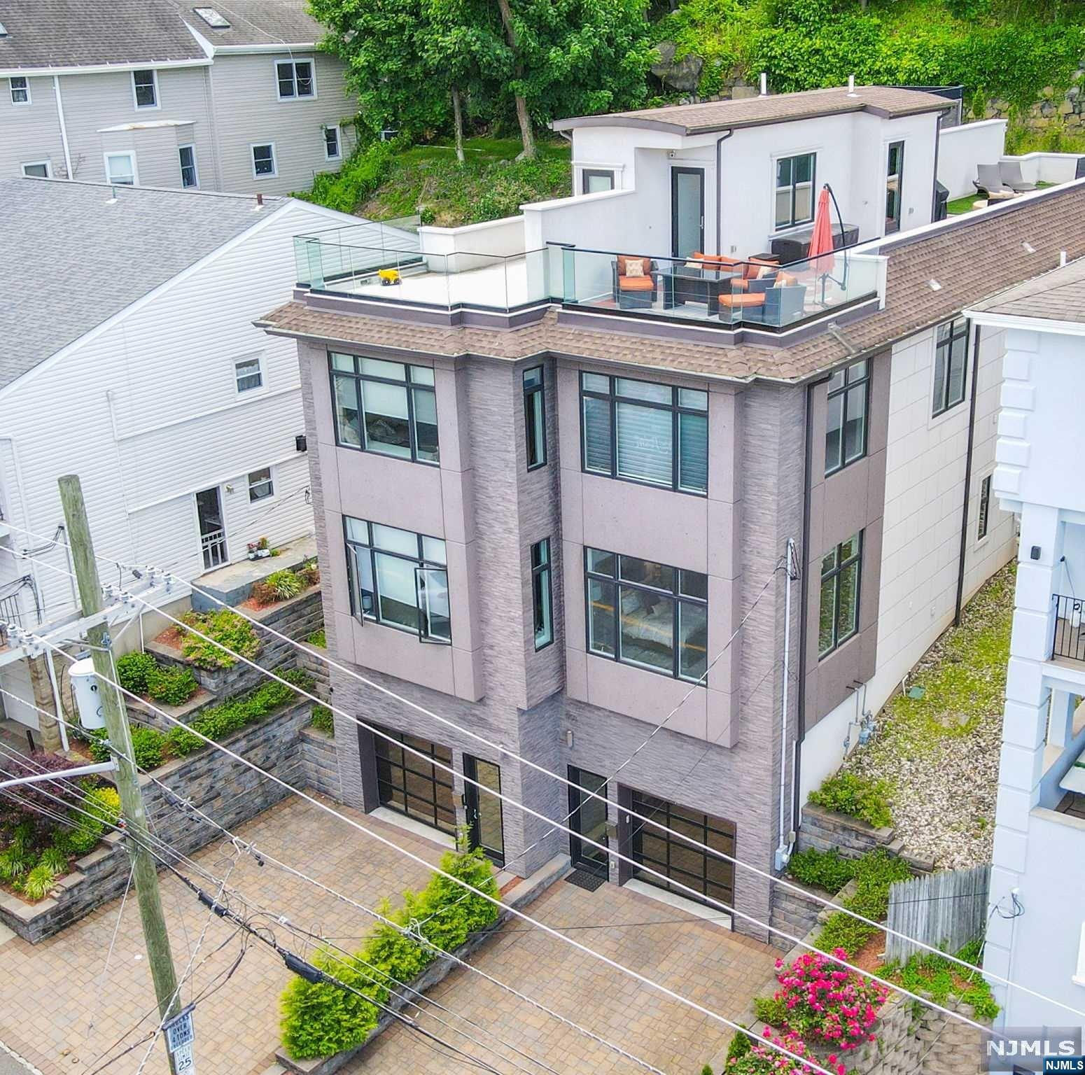 558 Undercliff Avenue B