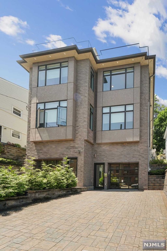 558 Undercliff Avenue B