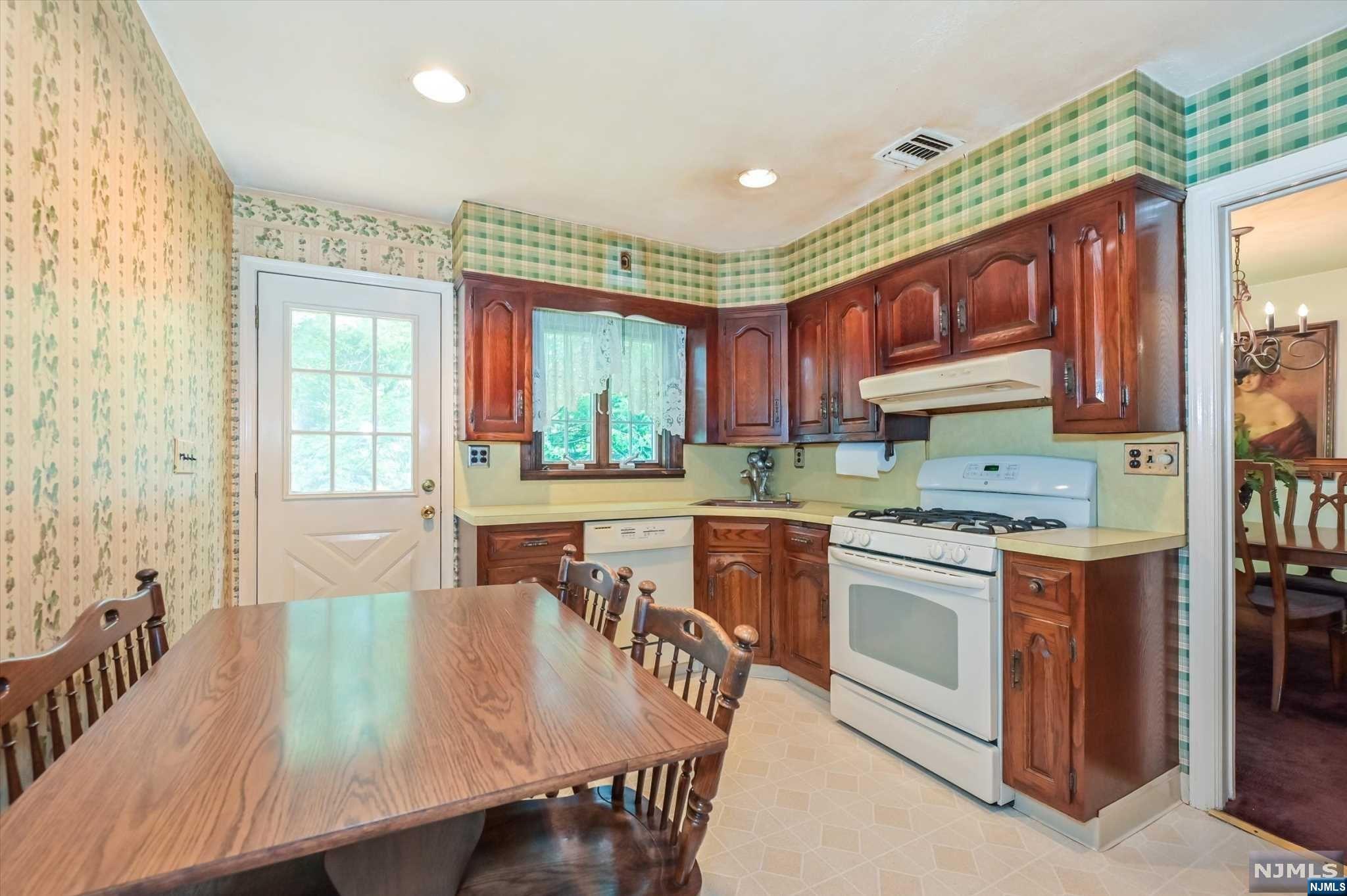 33 Dwight Avenue