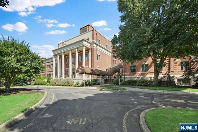 27 W Clinton Avenue 1M