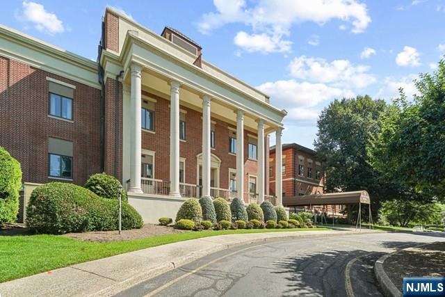 27 W Clinton Avenue 1M