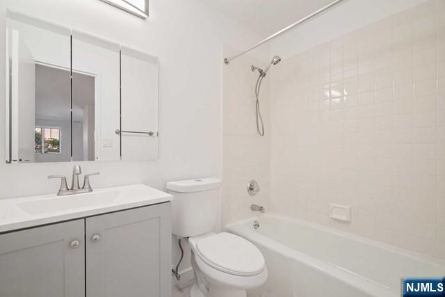 27 W Clinton Avenue 1M