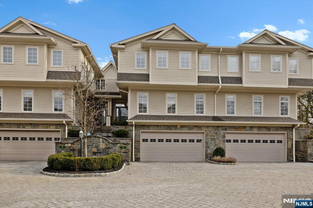 3 Kensington Court
