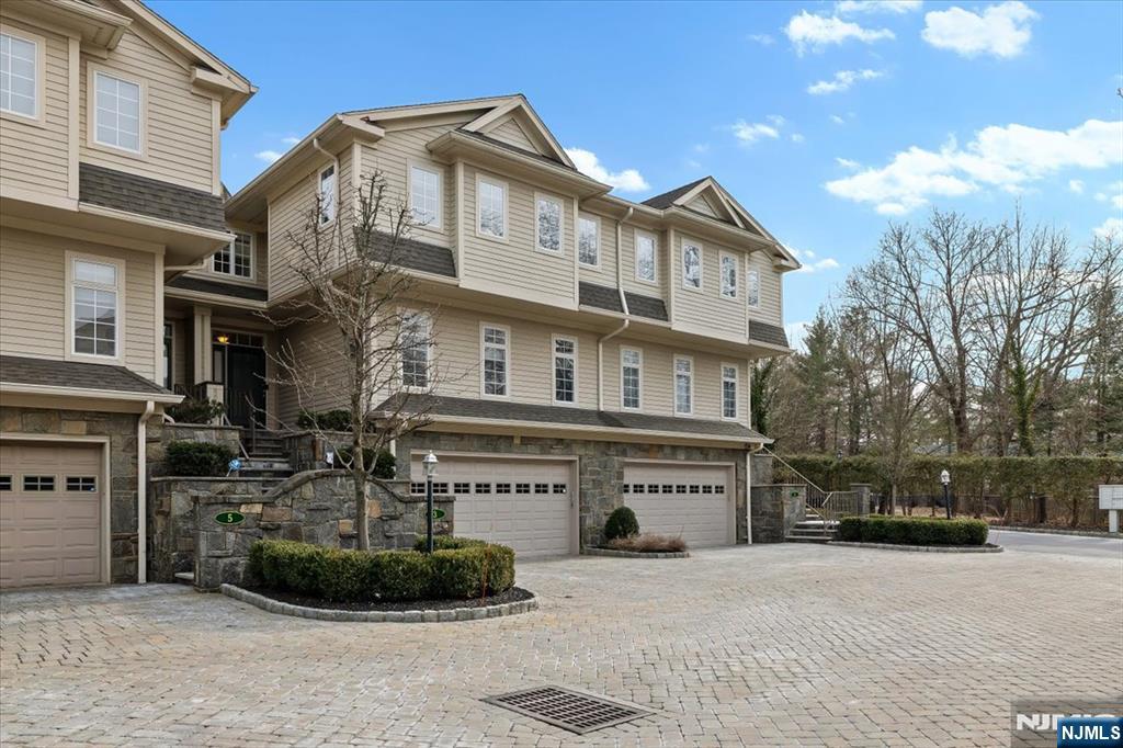3 Kensington Court