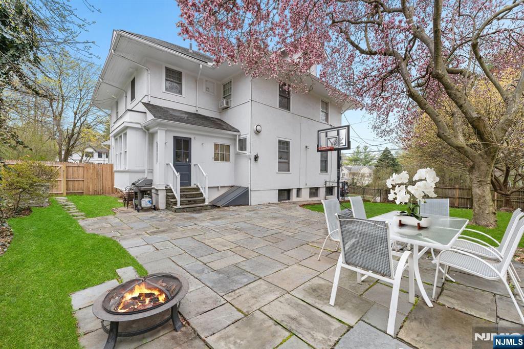 77 Highwood Avenue