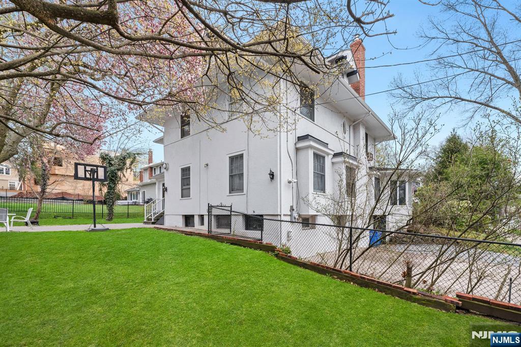 77 Highwood Avenue