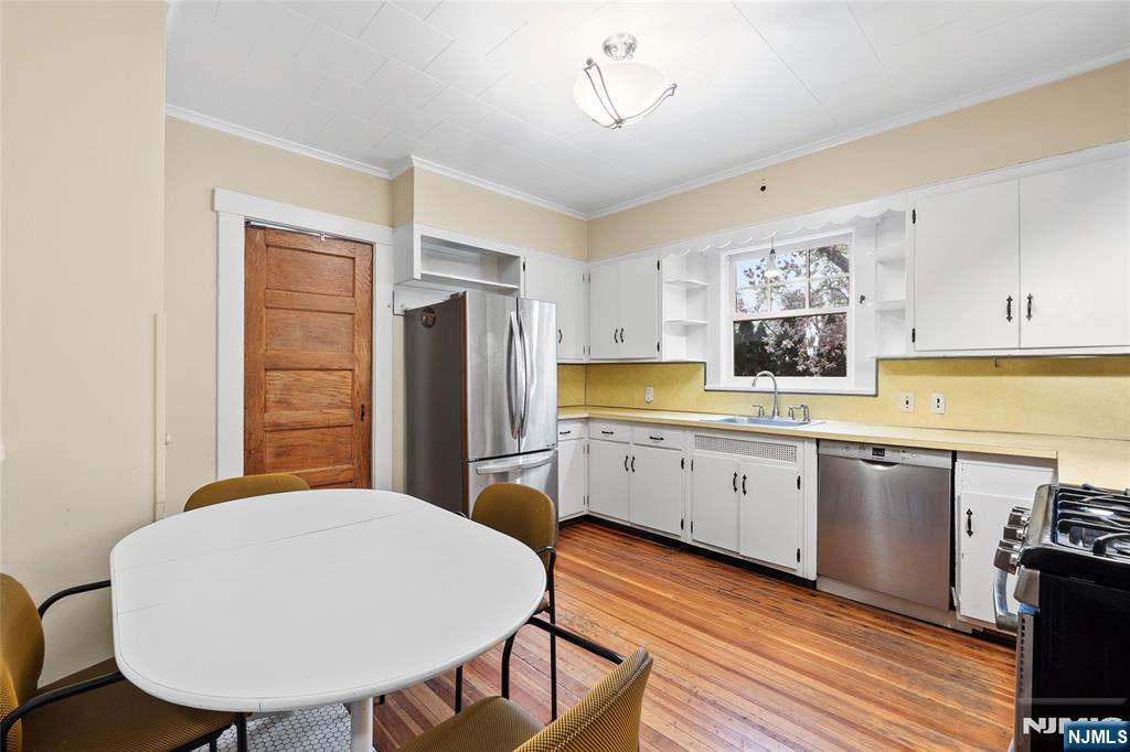 77 Highwood Avenue