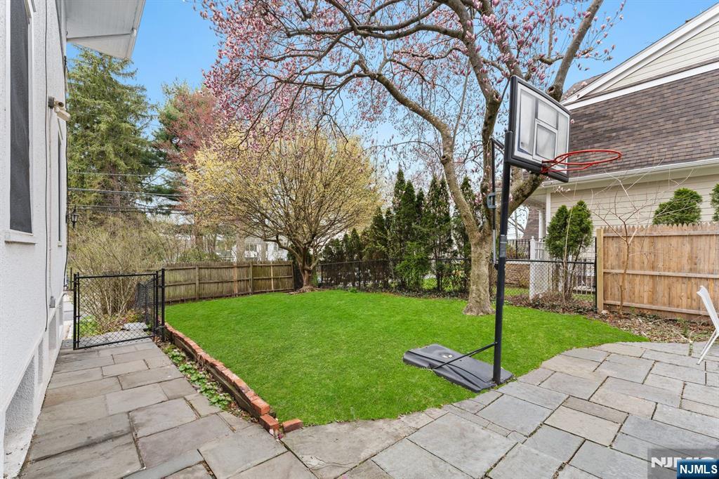 77 Highwood Avenue