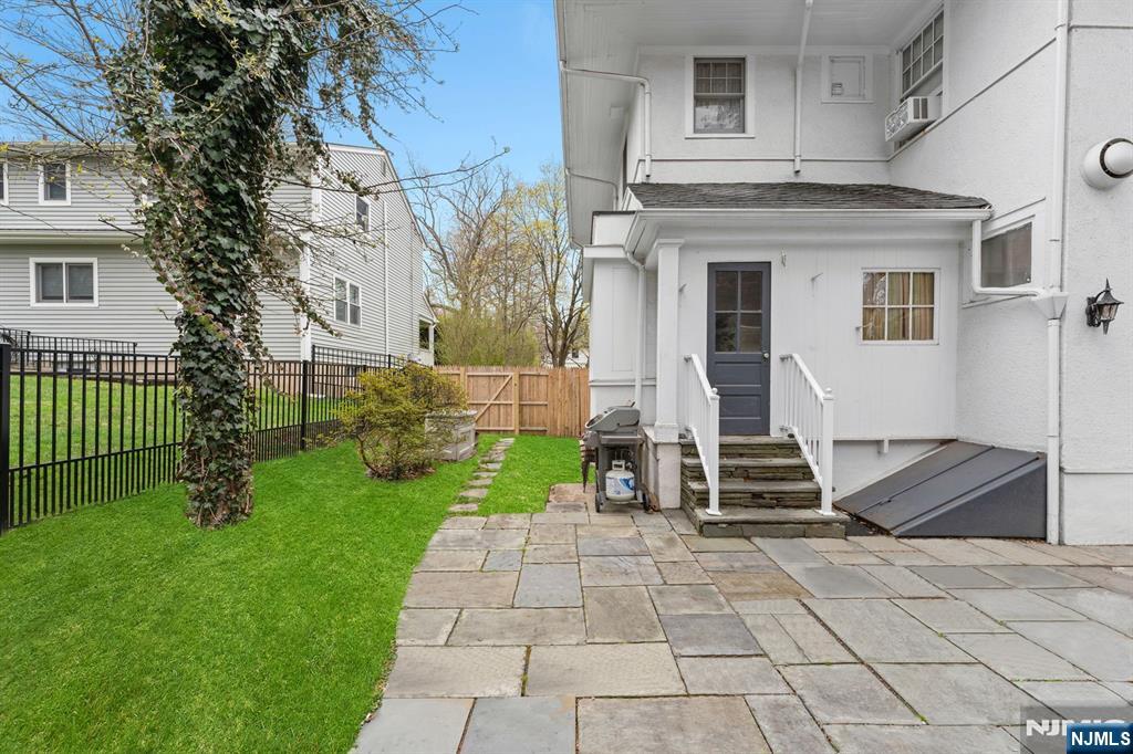 77 Highwood Avenue