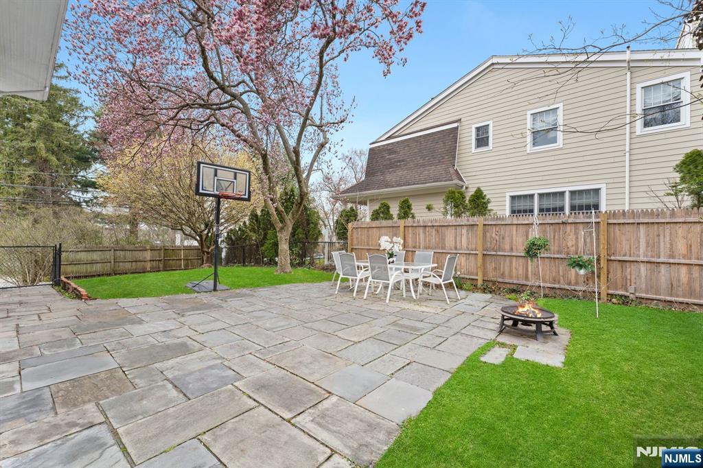 77 Highwood Avenue