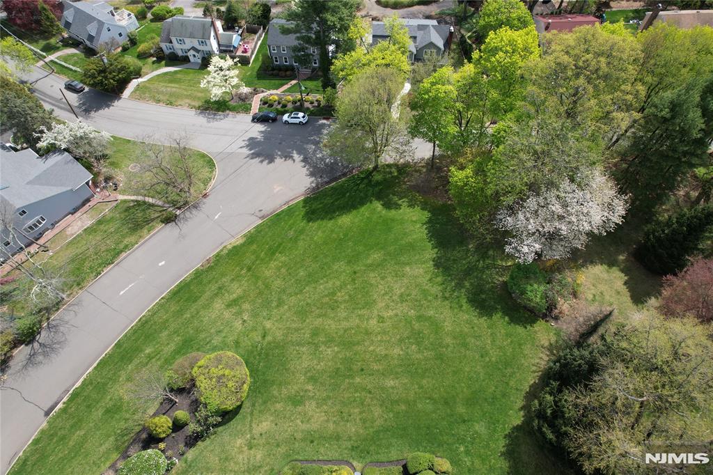 812 Golf Place