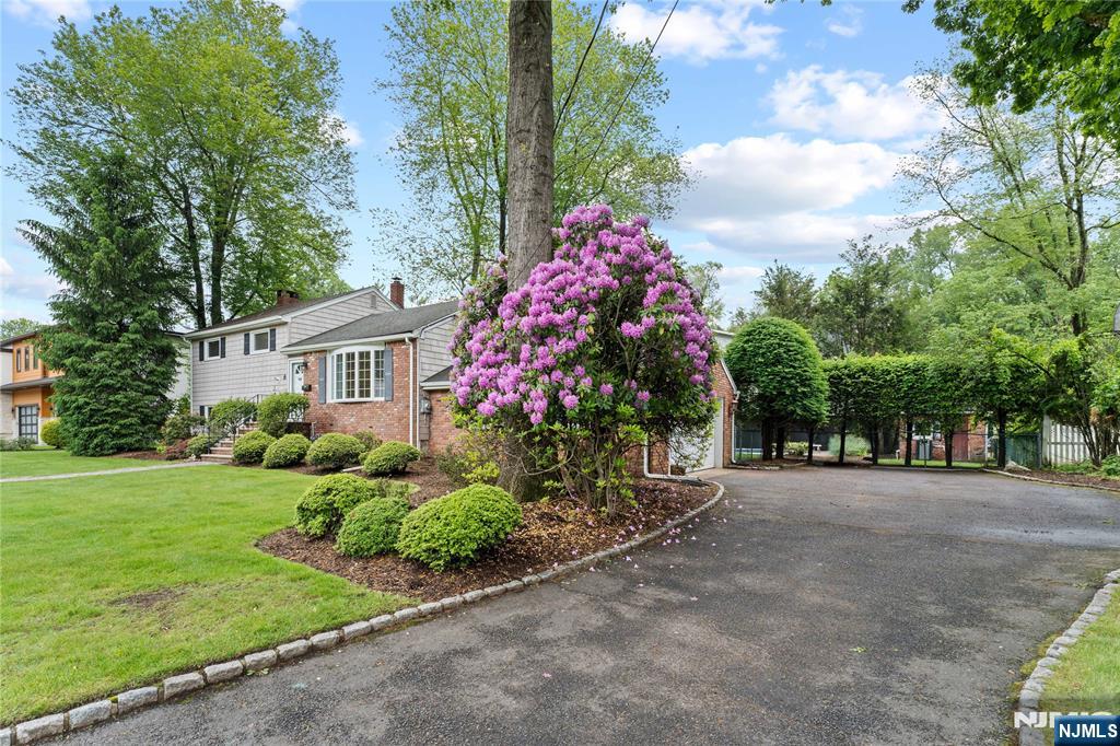 8 Brook Way