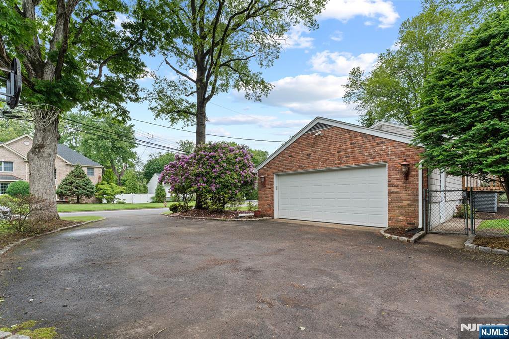 8 Brook Way