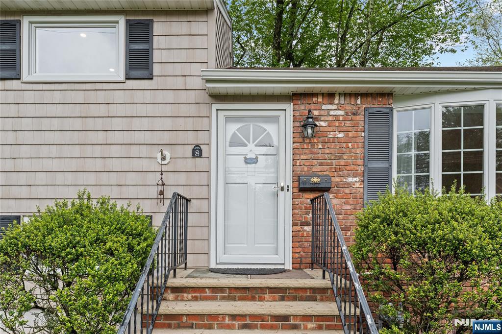 8 Brook Way