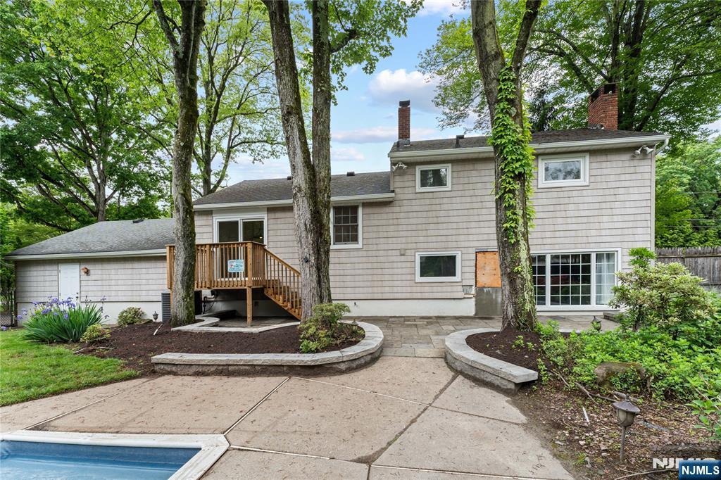 8 Brook Way