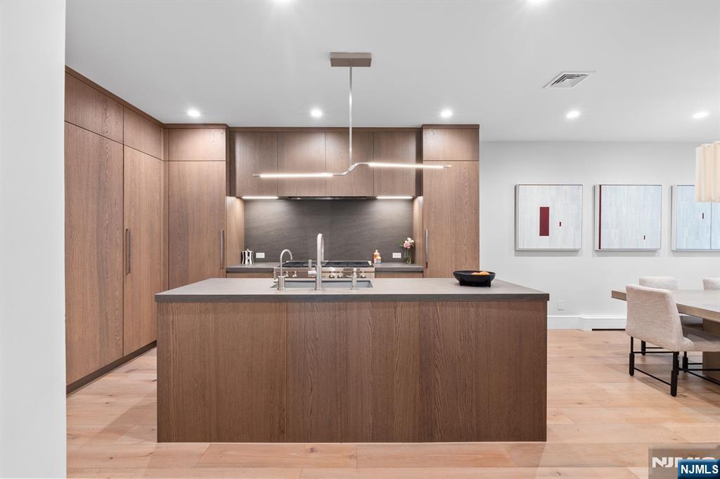 10 Kensington Court