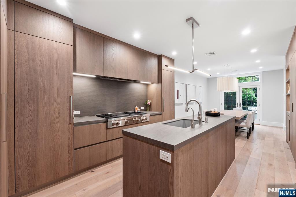 10 Kensington Court