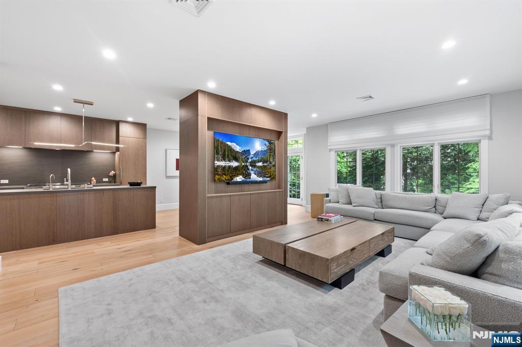 10 Kensington Court